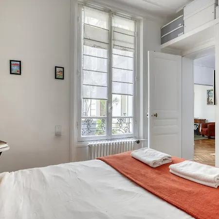 Perfect T2 At The Foot Of The Eiffel Tower-paris 7 *
